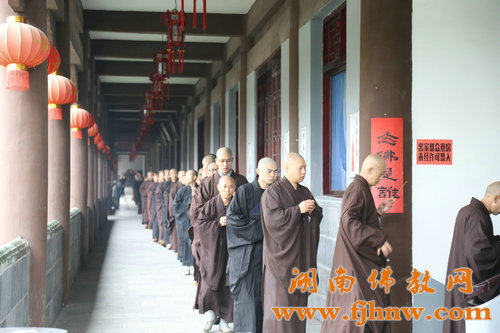 「佛教」湖南省佛教协会2015年传授二部僧戒法会广法寺(男众)举行结界洒净 「佛教」湖南省佛教协会2015年传授二部僧戒法会广法寺(男众)举行结界洒净
