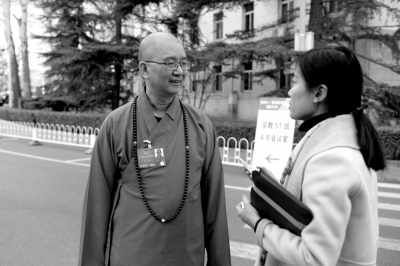 「佛教」龙泉寺僧人要上网须申请 要有人陪同