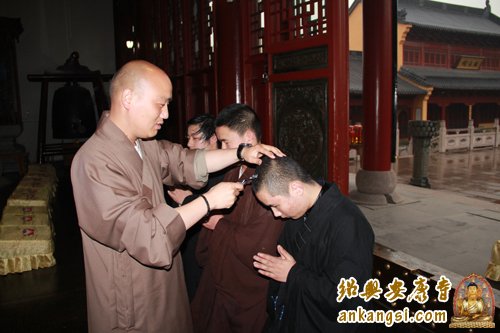 「佛教」浙江安康寺方丈法弘大和尚为三位善男子剃发出家