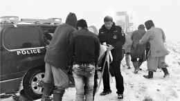「五台山」五台山突降大雪 僧人警察联手救起被困游客
