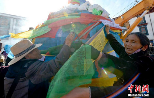 「拉萨」西藏拉萨大昭寺大经杆藏历新年前换经幡
