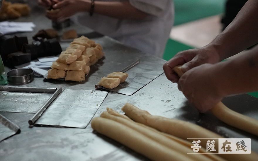 「佛教」绍兴安康寺举行净素月饼开炉洒净仪式 「佛教」绍兴安康寺举行净素月饼开炉洒净仪式
