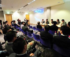 「华侨华人」中国藏学家代表团与瓦伦西亚华侨华人留学生座谈