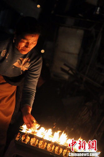 「佛教」西藏燃灯节信众点灯祈求国泰民安
