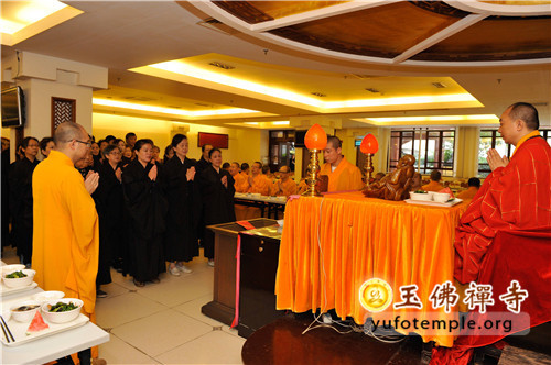 「佛教」上海玉佛禅寺举行觉群共修小组供僧大法会
