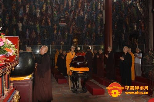 「放生功德」佛欢喜日广东韶关南华禅寺举行放生法会