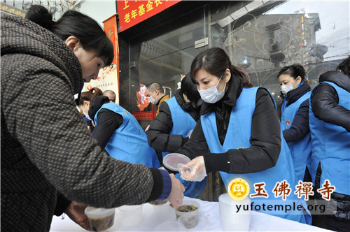 「佛教」上海玉佛禅寺举行2014年迎新年腊八赠粥活动