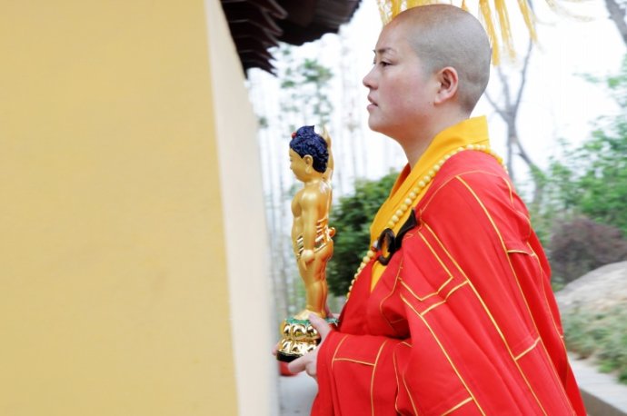 「比丘尼」娑婆苦海化青莲：比丘尼明道法师出家历程