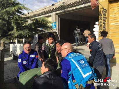 「志愿者」中国佛教界传递仁慈力量 仁爱志愿者与西藏灾民心连心