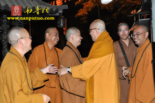 「佛教」新加坡佛牙寺方丈法照大和尚、台湾中国佛教理事会心茂大和尚一行来访南普陀寺