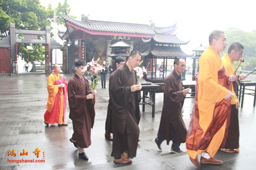 「佛教」福建厦门鸿山寺住持法云法师为众授皈依 「佛教」福建厦门鸿山寺住持法云法师为众授皈依
