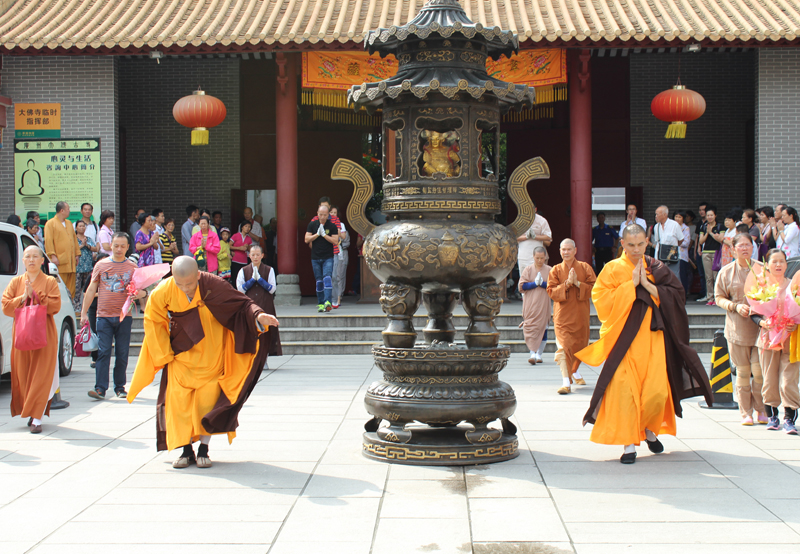 「大佛寺」广东广州大佛寺如润法师从厦门三步一拜前往云南鸡足山