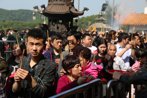 「弘法寺」广东深圳弘法寺马年大年初一喜迎市民36万