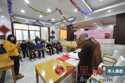 「春联」喜迎新年 上海玉佛禅寺法师免费为市民题写春联