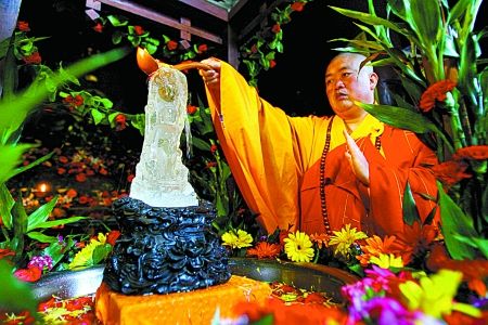 「少林寺」少林寺举行浴佛大法会庆祝佛祖诞辰2555周年