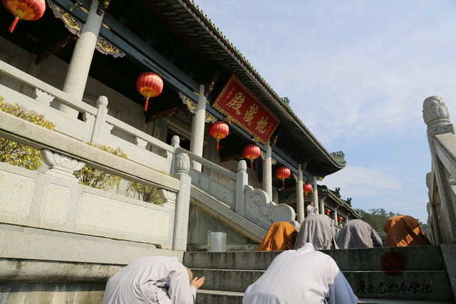 「佛教」广东尼众佛学院举行拜山祈福活动