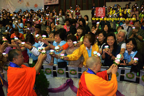 「佛教」庆祝澳门回归十五周年祈福法会圆满闭幕万人传灯祈福 「佛教」庆祝澳门回归十五周年祈福法会圆满闭幕万人传灯祈福