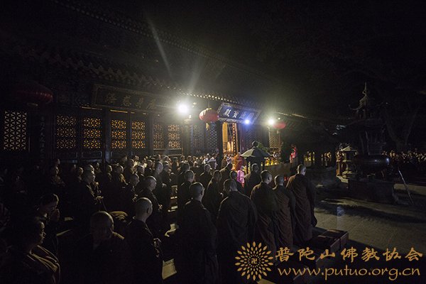 「普陀山」普陀山普济禅寺隆重举行“拜月”祈福法会