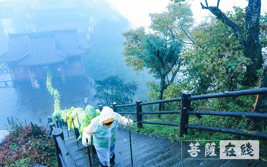 「峨眉山金顶」十月瑞雪飞金顶 万盏明灯供普贤 「峨眉山金顶」十月瑞雪飞金顶 万盏明灯供普贤