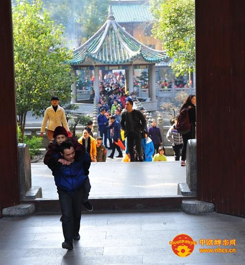 「社会万象」广东南华禅寺新颜迎新年 八十老妇虔诚拜六祖