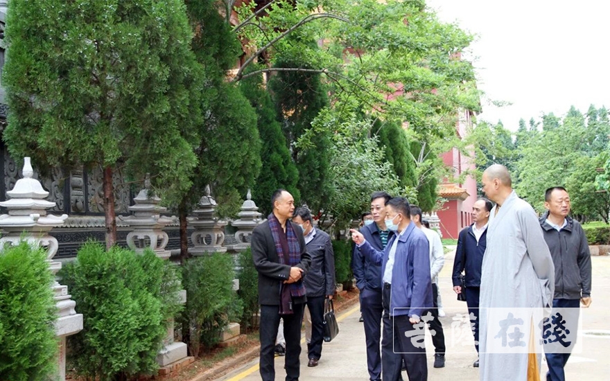「人大常委会」昆明市官渡区人大常委会领导走访调研宝华寺