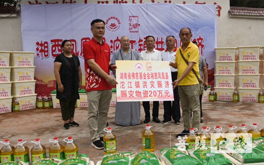 「凤凰」圣辉大和尚到达凤凰灾区,开展帮扶、捐赠活动 「凤凰」圣辉大和尚到达凤凰灾区,开展帮扶、捐赠活动