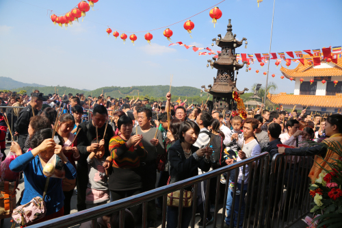 「弘法寺」广东深圳弘法寺马年大年初一喜迎市民36万