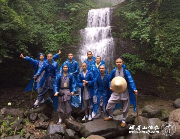 「普贤菩萨」四川峨眉山举行“行愿百人行　践行普贤愿”第十六期行愿慈善行