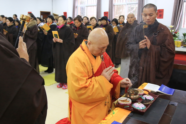 「佛教五戒」江西九江东林寺为冬季佛七居士授三皈五戒