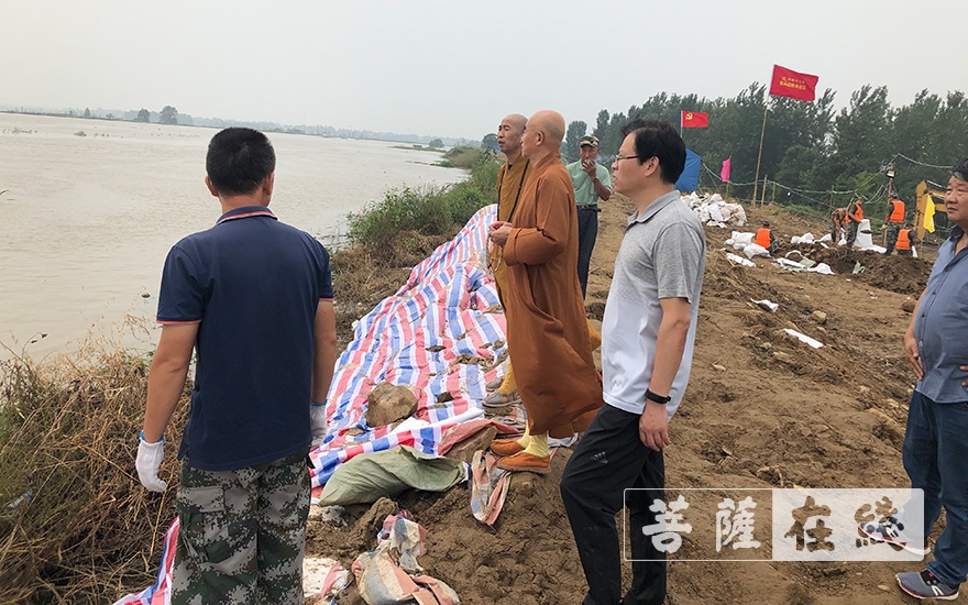 「抗洪抢险」合肥庐江县庆复禅寺原方丈慧庆法师为一线抗洪抢险人员送去生活慰问物资 「抗洪抢险」合肥庐江县庆复禅寺原方丈慧庆法师为一线抗洪抢险人员送去生活慰问物资