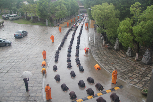 「佛教」石室禅院举行“母亲节三步一拜感恩朝山活动” 「佛教」石室禅院举行“母亲节三步一拜感恩朝山活动”
