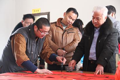 「孤寡老人」义工前往福利院看望孤寡老人 咸安佛协带来新春祝福