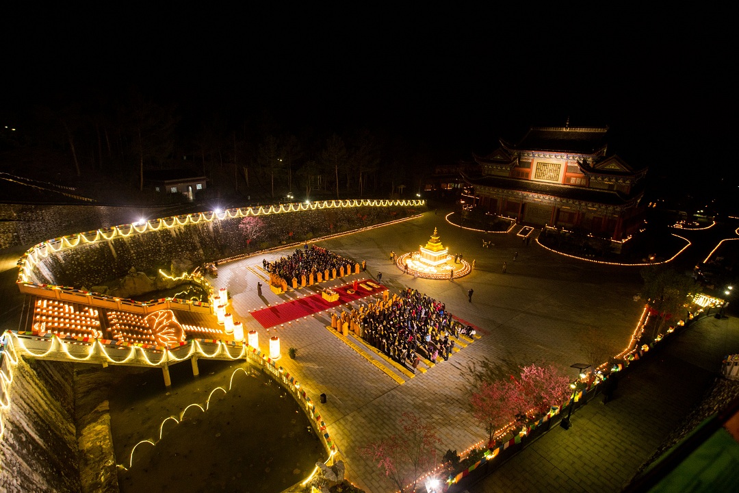 「万众」广东韶关东华禅寺举行万众供灯典礼