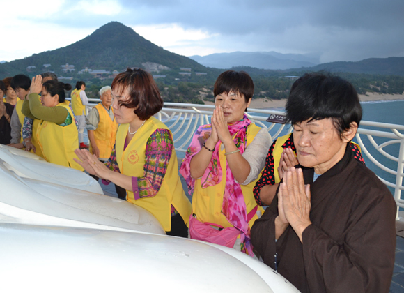 「观音」海南海口泰华庵僧众团虔诚礼拜海上观音 「观音」海南海口泰华庵僧众团虔诚礼拜海上观音
