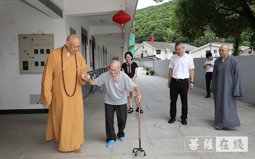「佛教」道慈大和尚一行赴佛教颐养堂和本山敬老院进行中秋节慰问 「佛教」道慈大和尚一行赴佛教颐养堂和本山敬老院进行中秋节慰问