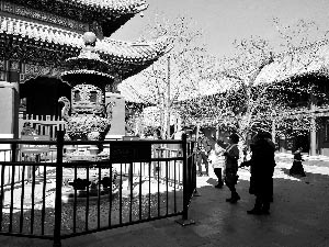 北京雍和宫文物频被拿钱砸 游客对提示牌视若无睹 北京雍和宫文物频被拿钱砸 游客对提示牌视若无睹