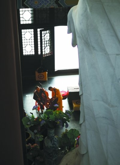 「佛教」湖北天台寺僧尼禅乐礼佛 拉提琴奏中国民乐
