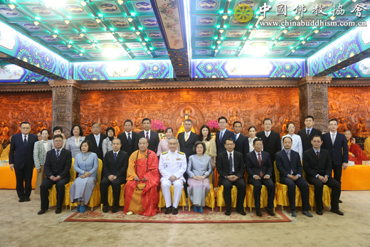 「灵光寺」泰国政府外交部敦·帕玛威奈部长赠送北京灵光寺泰国国王御赐供养僧衣