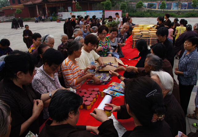 「佛教」四川德阳金莲寺举行晒经祈福法会