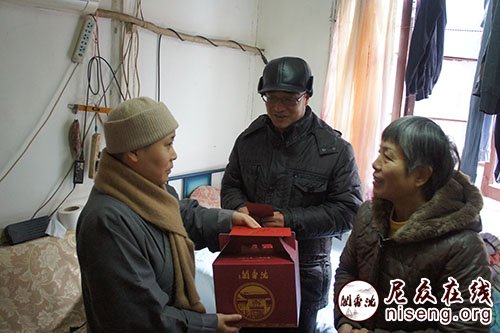 「佛教」上海沉香阁定慧法师一行到豫园街道贫困家庭进行春节慰问
