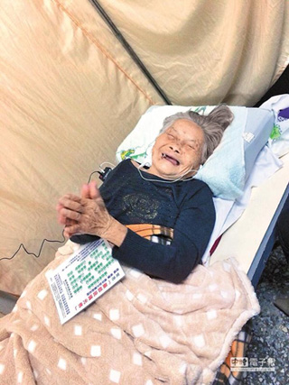 「佛经」95岁老太医院死亡尸体拉回家 听佛经奇迹复活