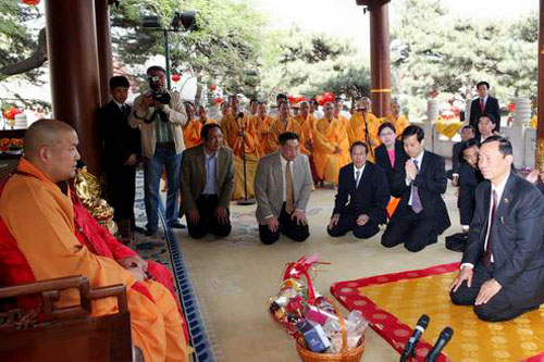 「灵光寺」缅甸联邦共和国议长来北京灵光寺参拜佛牙舍利