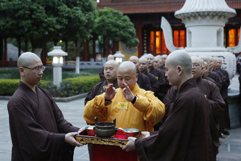 「佛教」浙江绍兴炉峰禅寺举行2016年千人拜山法会