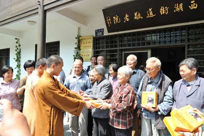 「中秋节」全国各地寺庙中秋祈福 素月派送尽显佛门慈悲
