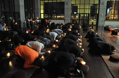 「圣严法师」台湾信行寺邀民众燃灯供佛缅怀法鼓山圣严法师