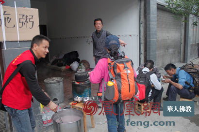 僧人在地震灾区向民众发放免费热粥