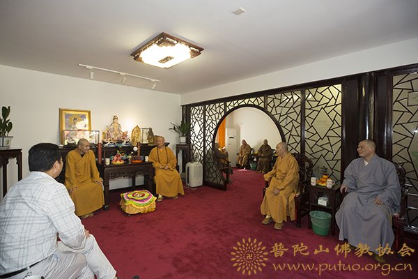 「佛教」普陀山普济禅寺道慈大和尚一行赴佛教颐养堂和敬老院进行重阳节慰问