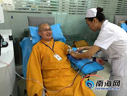 「献血」僧人6年辗转10城献血86次 回应：只为救人