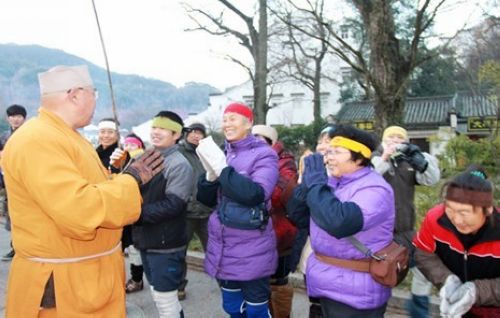 「九华山」山东博山正觉寺释仁炟法师三步一叩朝礼九华山圆满