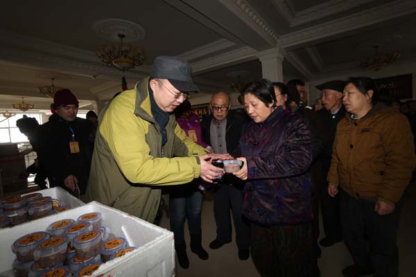 吉林省佛协在腊八当天举办免费派粥活动